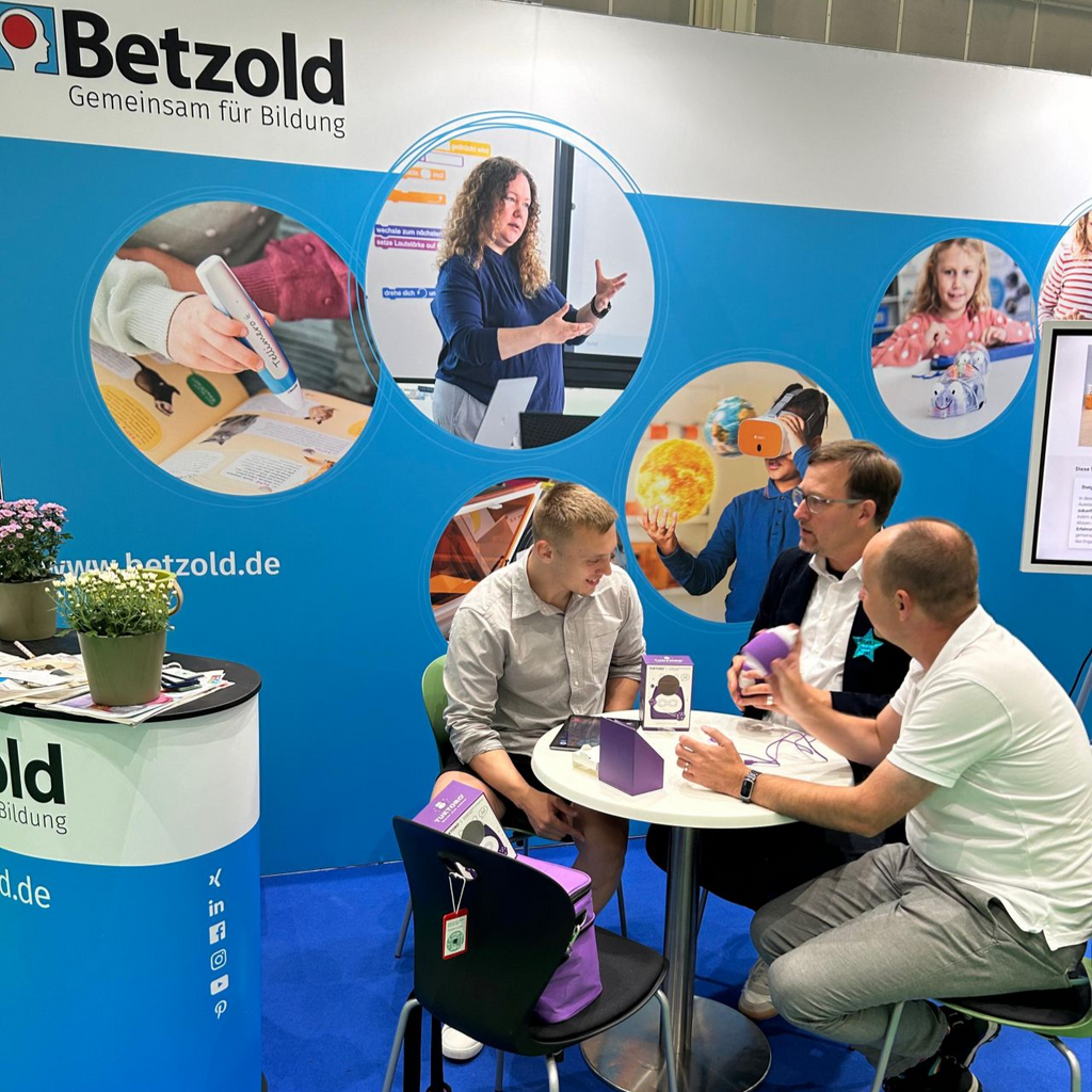 TukToro CEO Elisha Benner besucht mit TukToro Schulbedarfsausstatter Betzold am Messestand.