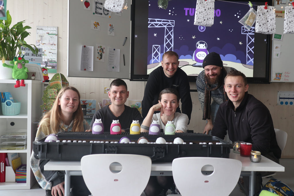 Das TukToro Team im Klassenraum mit vielen bunten TukToro-Figuren: Annabell Terrahe, Andreas Häring, Justyna Zubrycka, Martin Klemann, Patrick Goehl, Elisha Benner.